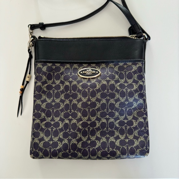 Coach Handbags - Vintage coach cross body purse